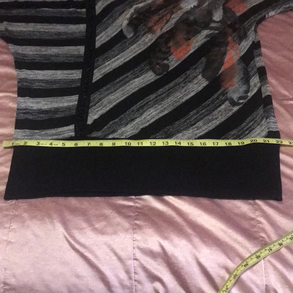 🎉HP🎉eVouges feather cold shoulder top - Picture 6 of 8